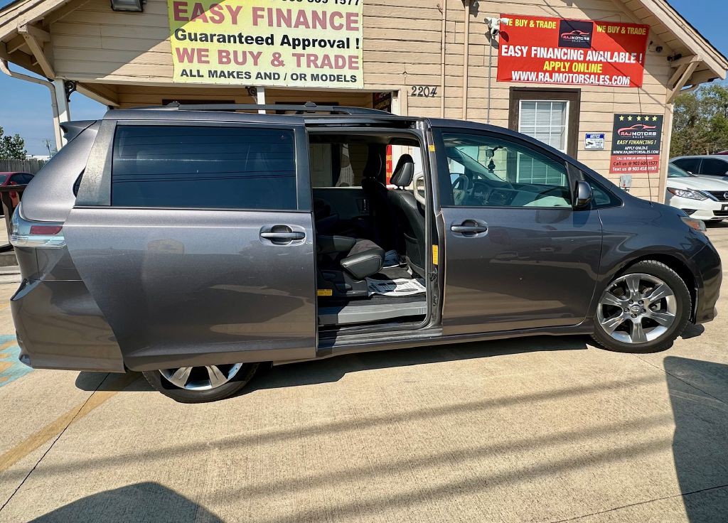 2011 Toyota Sienna Image 26