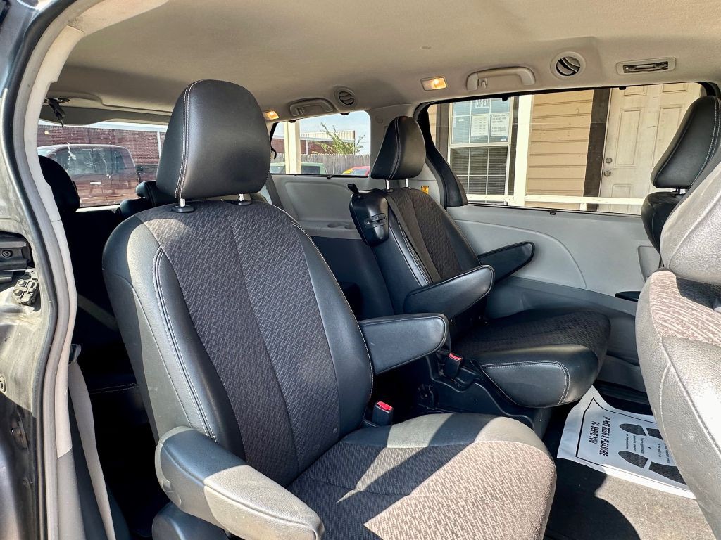 2011 Toyota Sienna Image 27