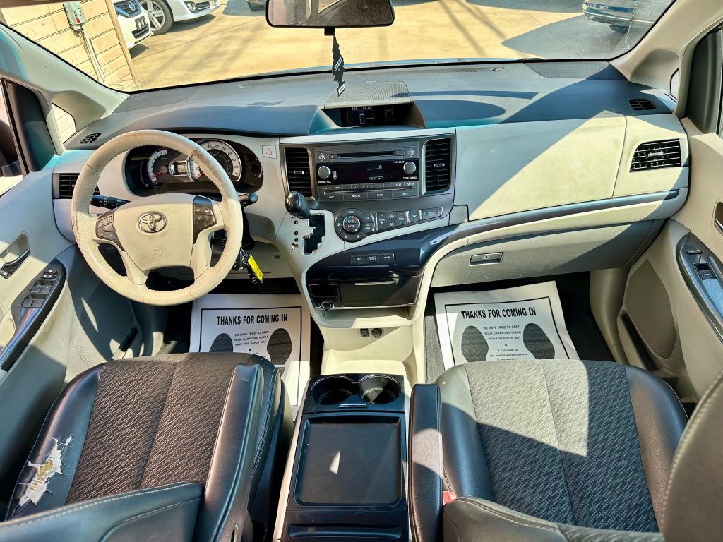 2011 Toyota Sienna Image 28