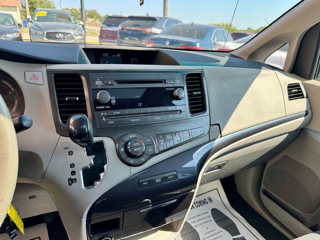 2011 Toyota Sienna Image 29