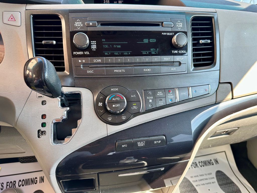 2011 Toyota Sienna Image 30