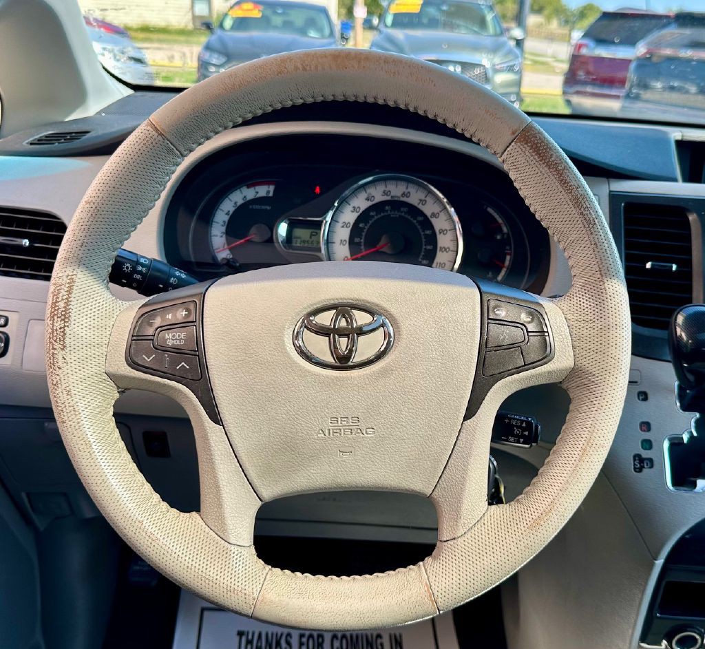2011 Toyota Sienna Image 32