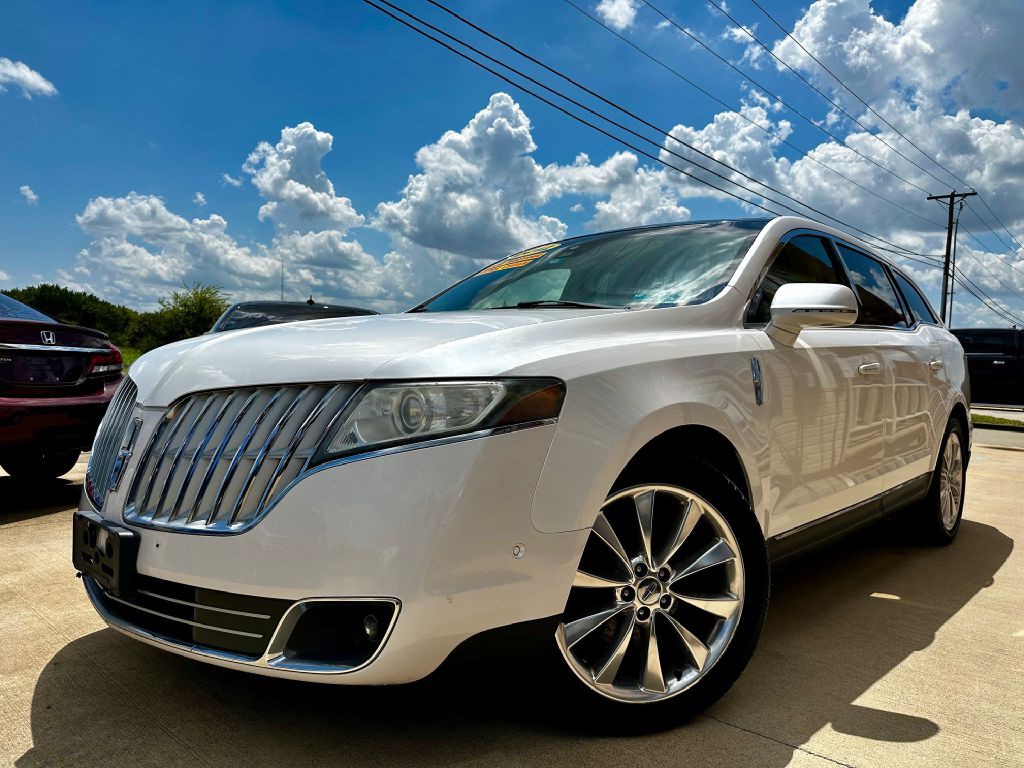 2012 Lincoln MKT Image 2