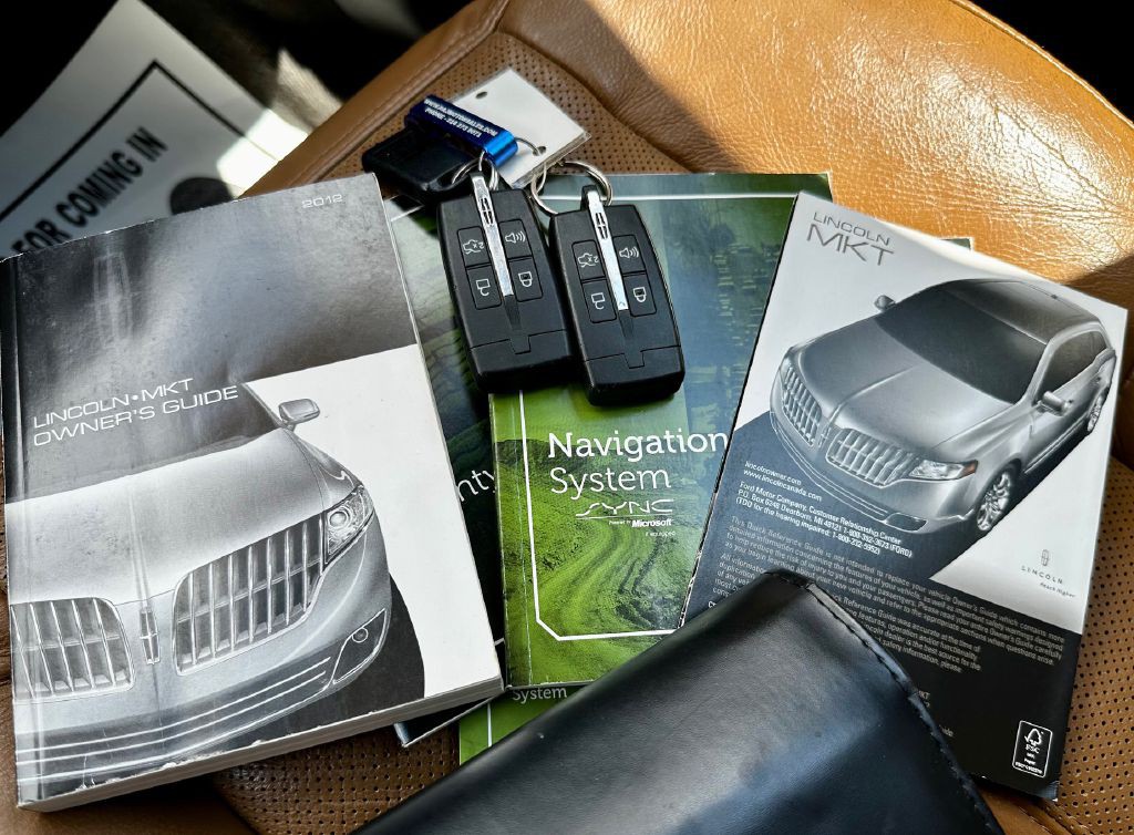 2012 Lincoln MKT Image 17