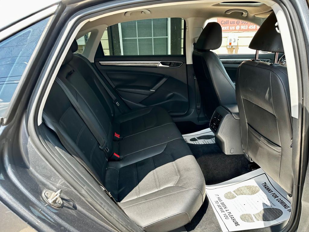 2016 Volkswagen Passat Image 28