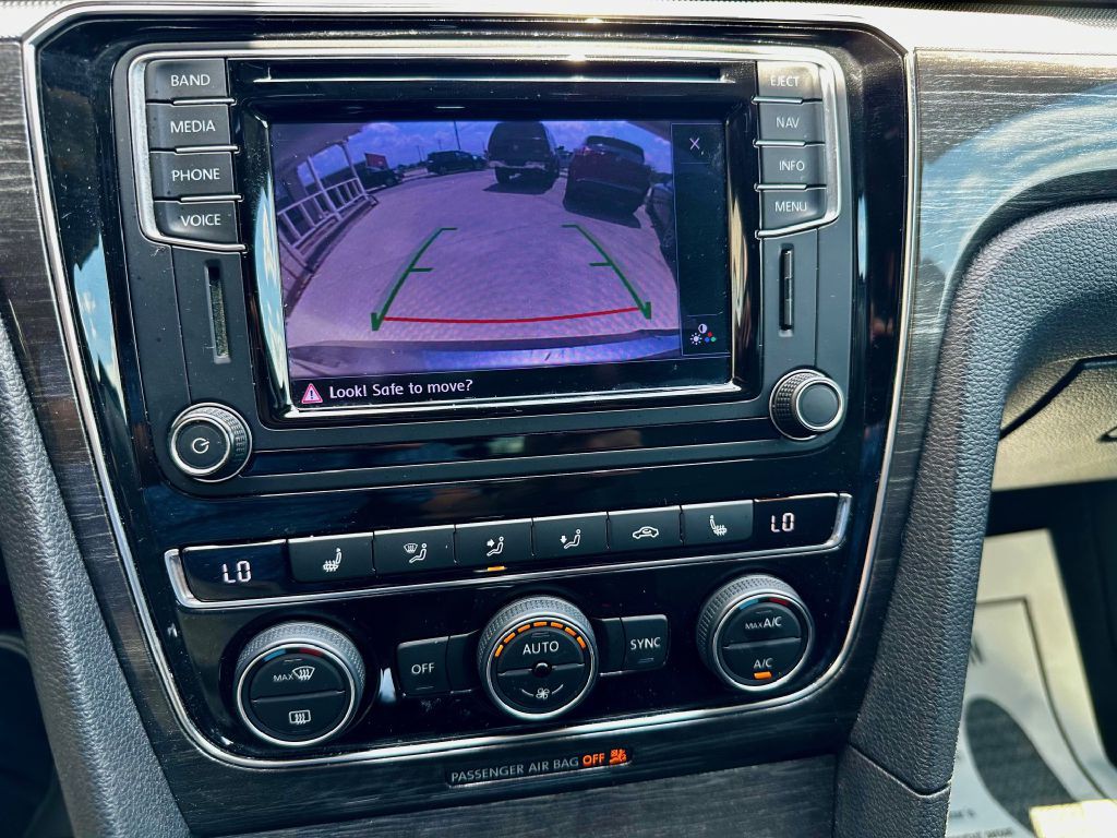 2016 Volkswagen Passat Image 30