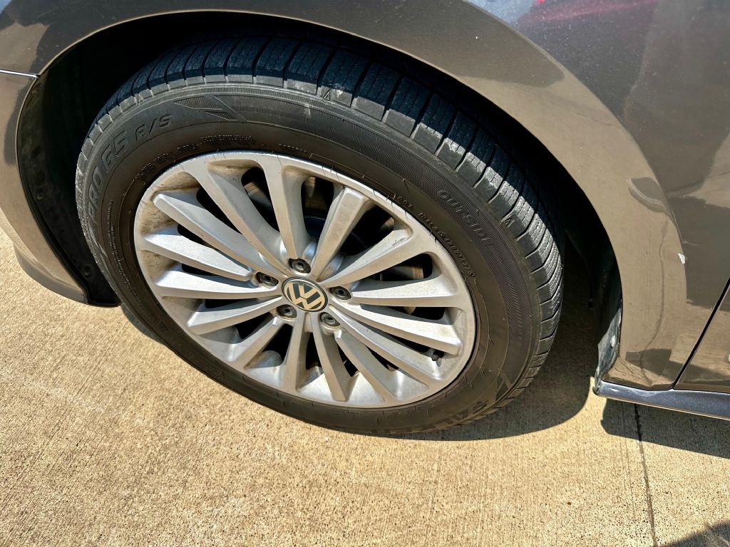 2016 Volkswagen Passat Image 36