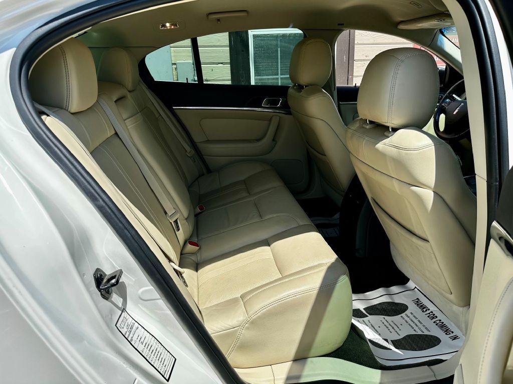 2013 Lincoln MKS Image 25
