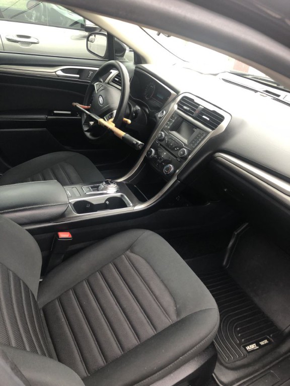 2017 Ford Fusion Image 2