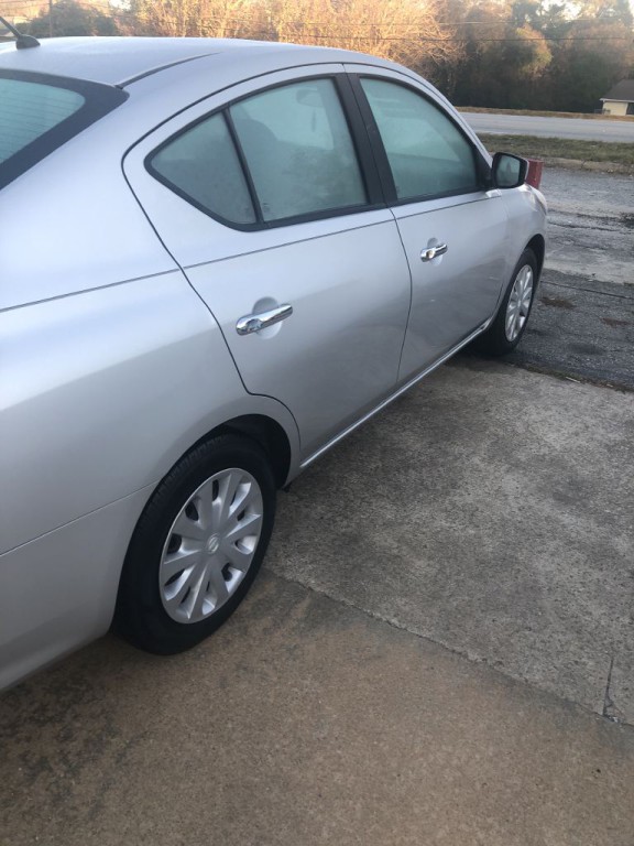 2019 Nissan Versa Image 3