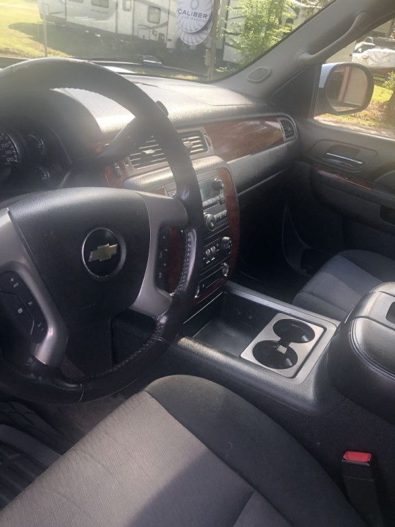 2011 Chevrolet Tahoe Image 2