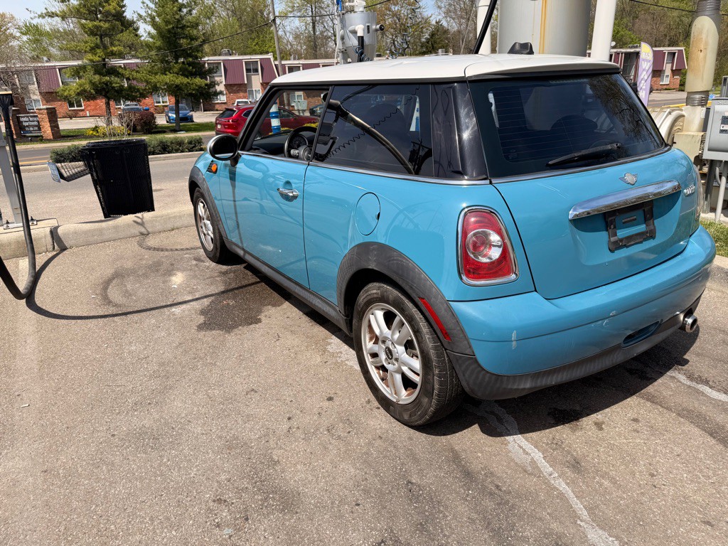 2010 MINI Cooper Image 2