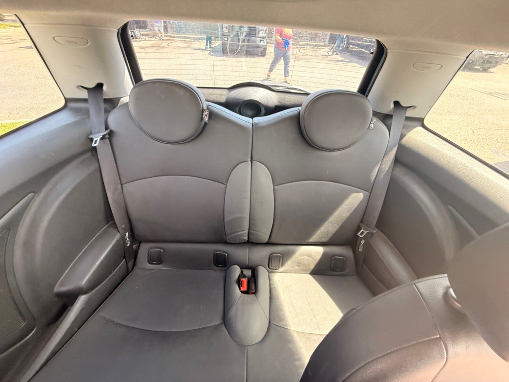 2010 MINI Cooper Image 4