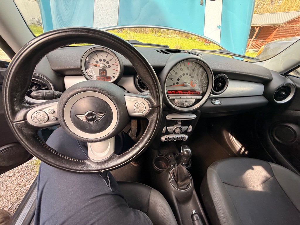 2010 MINI Cooper Image 7