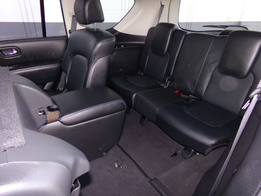 2017 INFINITI QX80 Image 11