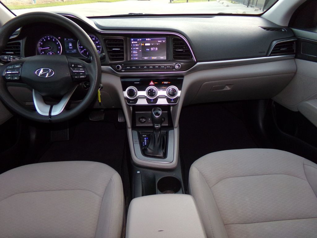2019 Hyundai Elantra Image 3