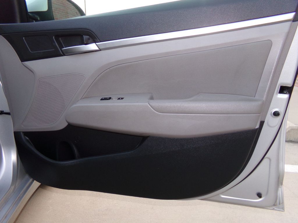 2019 Hyundai Elantra Image 19