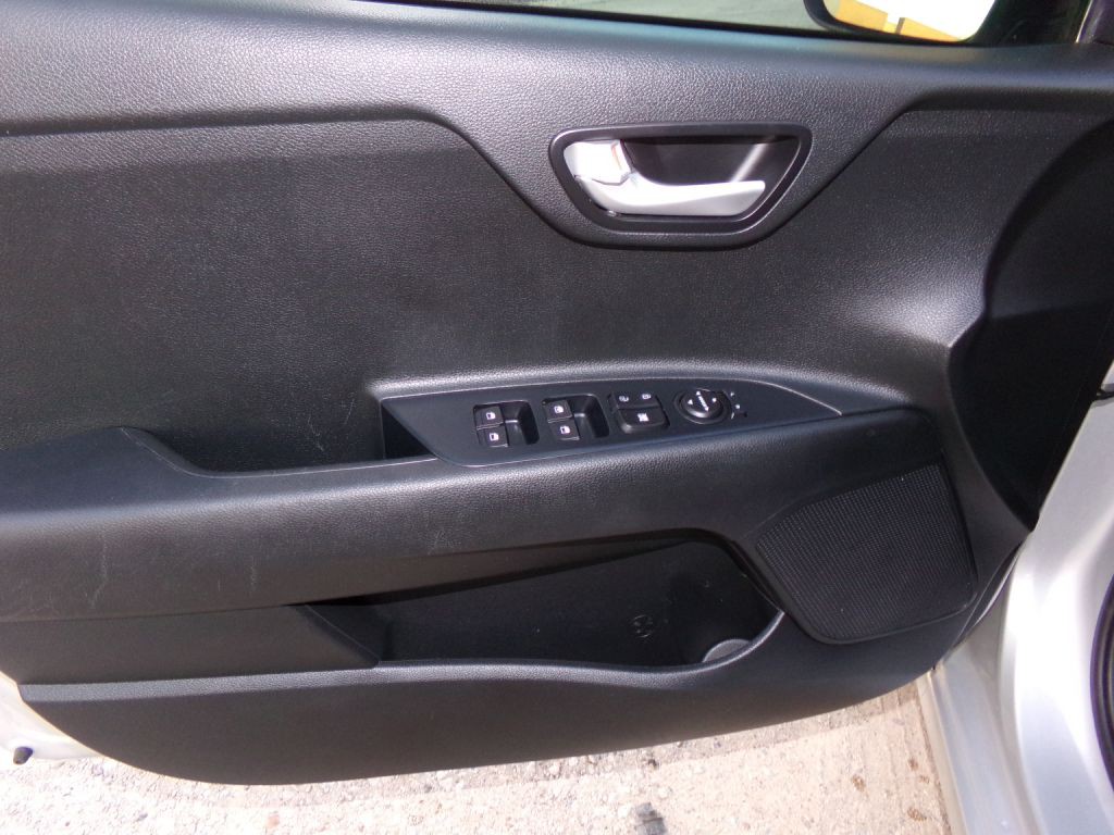 2019 Kia Rio Image 9