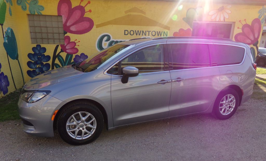 2020 Chrysler Voyager Image 2