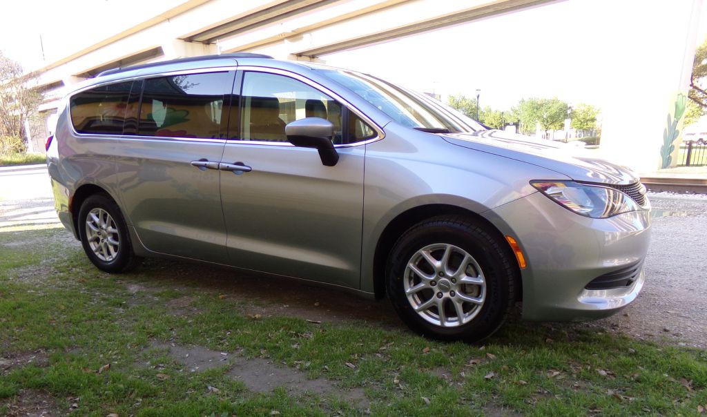 2020 Chrysler Voyager Image 4