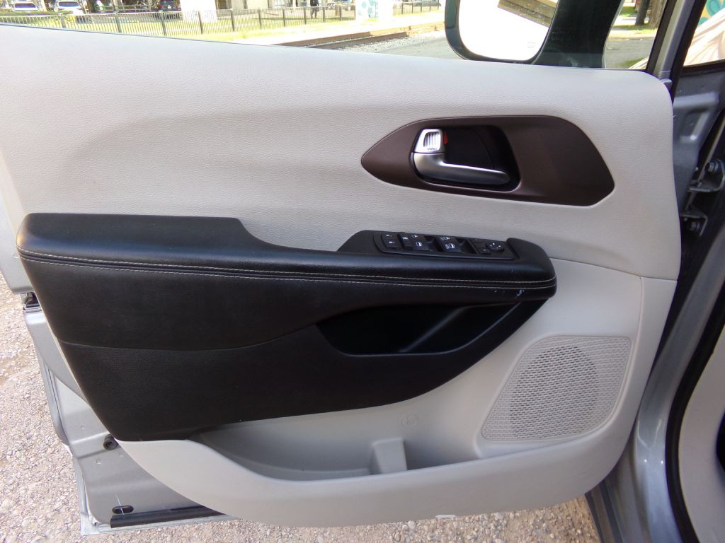 2020 Chrysler Voyager Image 8