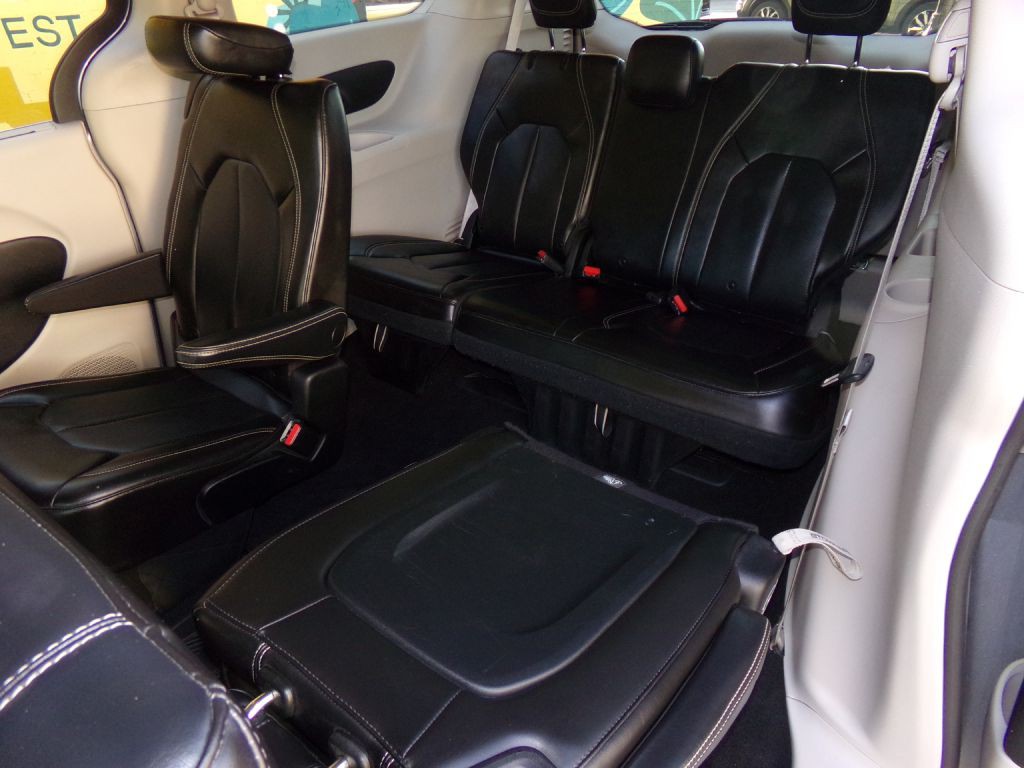 2020 Chrysler Voyager Image 13