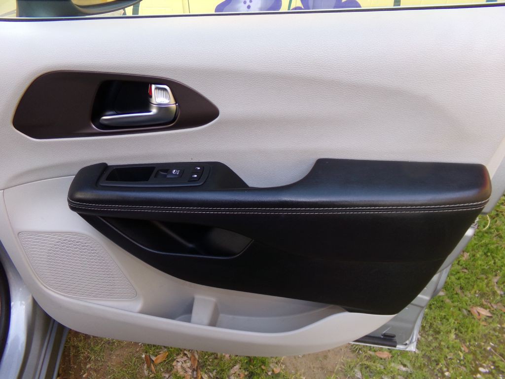 2020 Chrysler Voyager Image 15