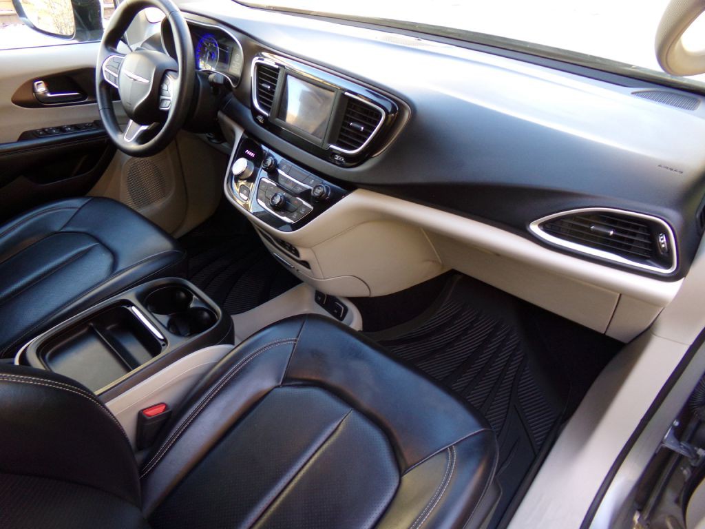 2020 Chrysler Voyager Image 16