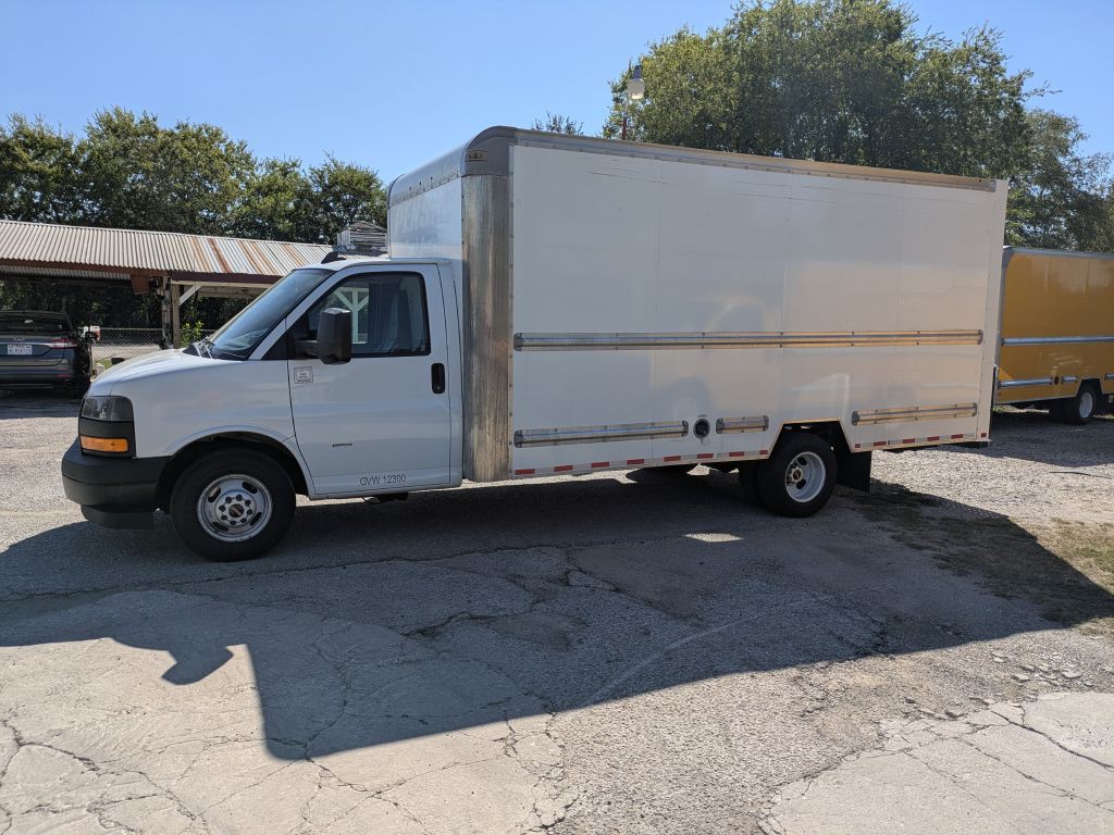 2021 GMC Savana Image 2