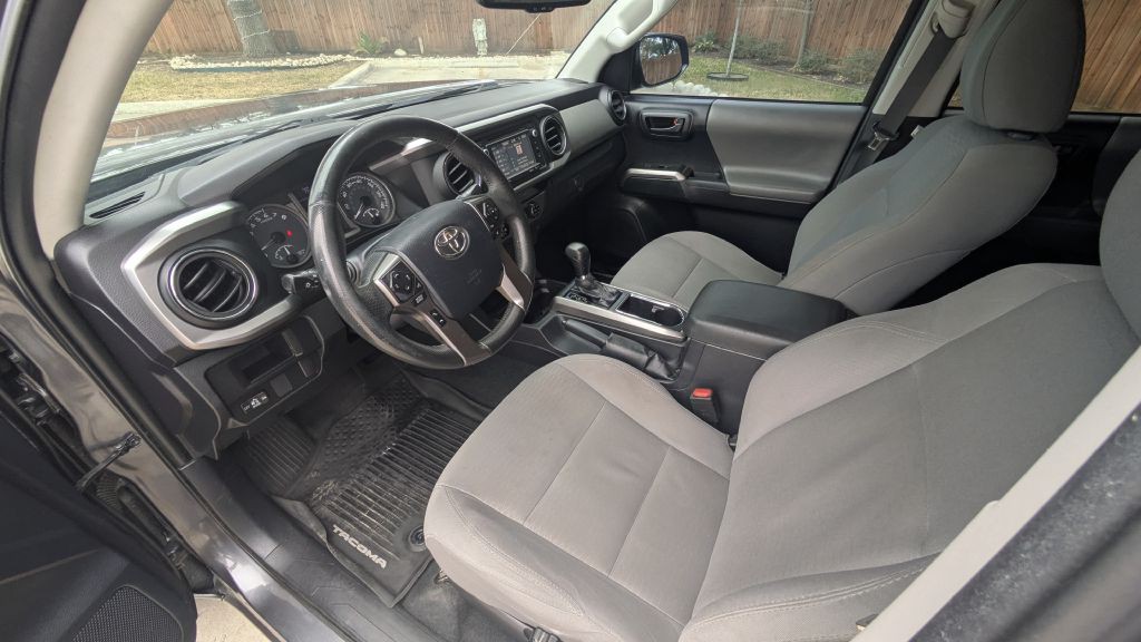 2017 Toyota Tacoma Image 8