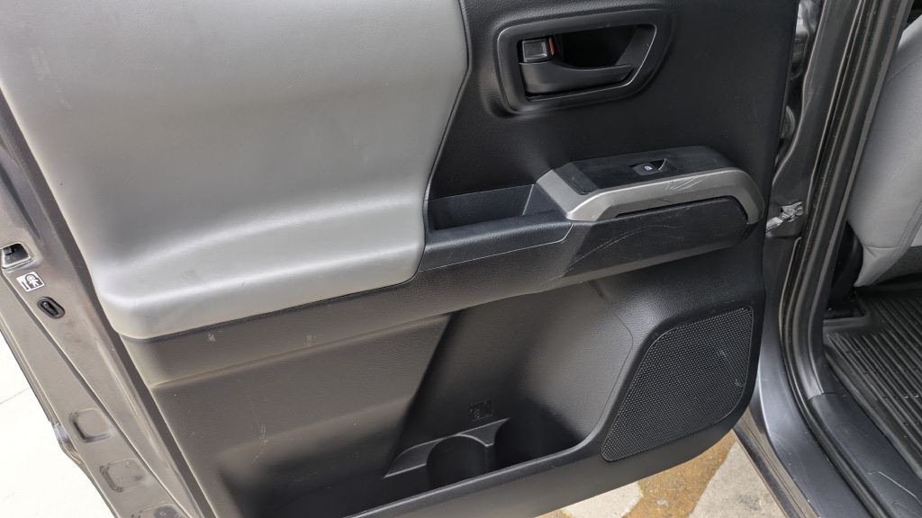 2017 Toyota Tacoma Image 12