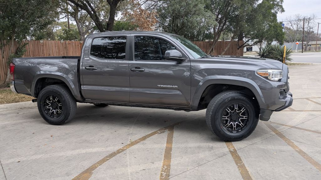 2017 Toyota Tacoma Image 16