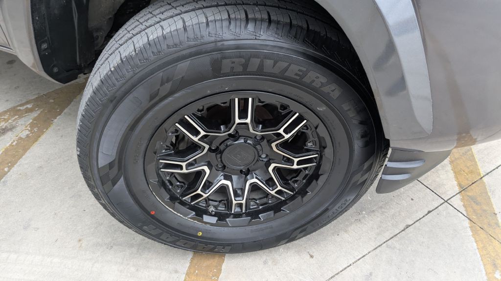 2017 Toyota Tacoma Image 17