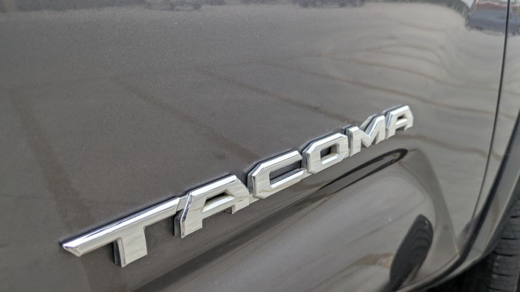 2017 Toyota Tacoma Image 19