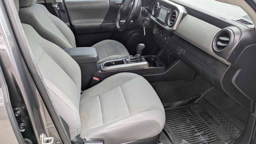 2017 Toyota Tacoma Image 20