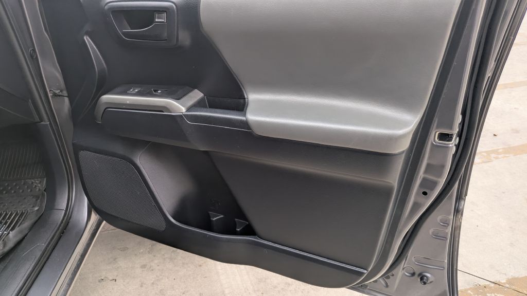 2017 Toyota Tacoma Image 21