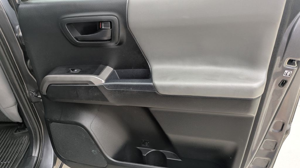 2017 Toyota Tacoma Image 23