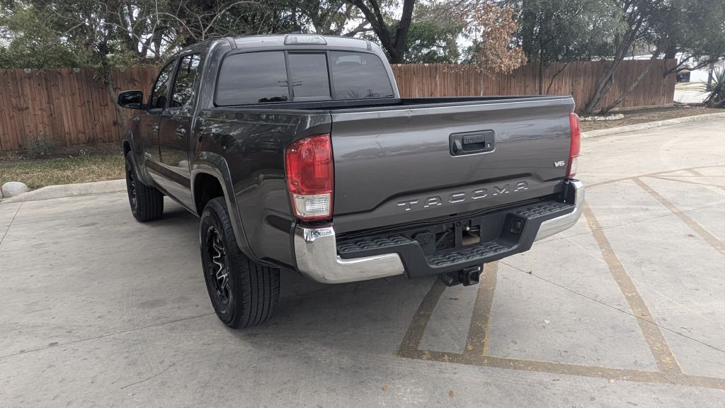 2017 Toyota Tacoma Image 27