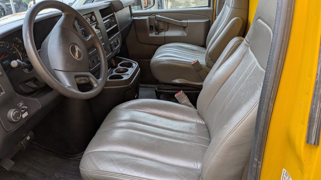 2021 GMC Savana Image 2