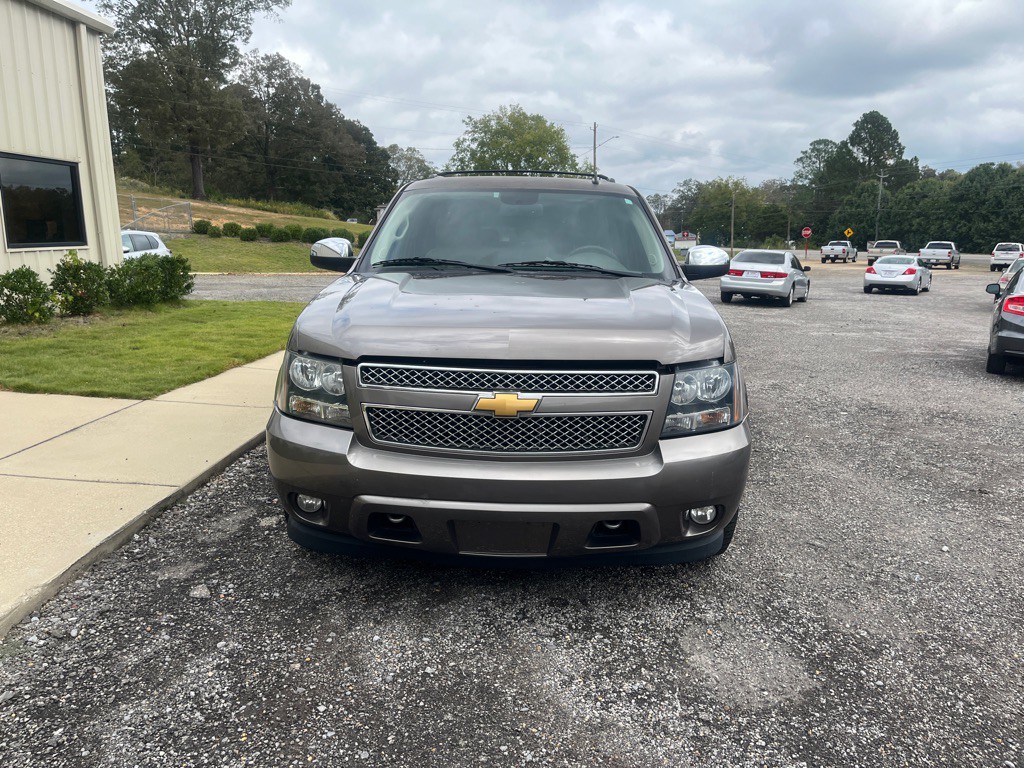 2013 Chevrolet Suburban Image 2