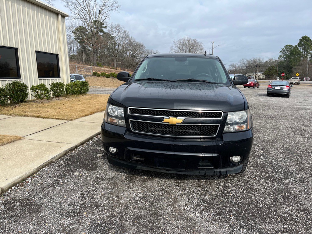 2014 Chevrolet Suburban Image 2