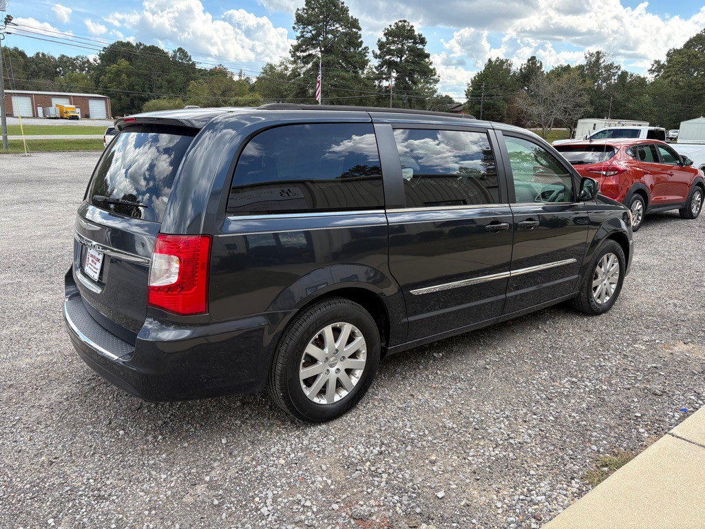 2014 Chrysler Town & Country Image 3