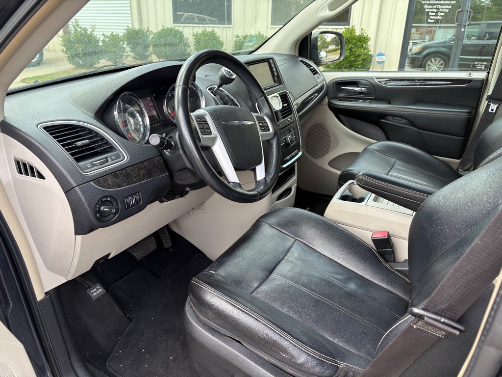 2014 Chrysler Town & Country Image 5