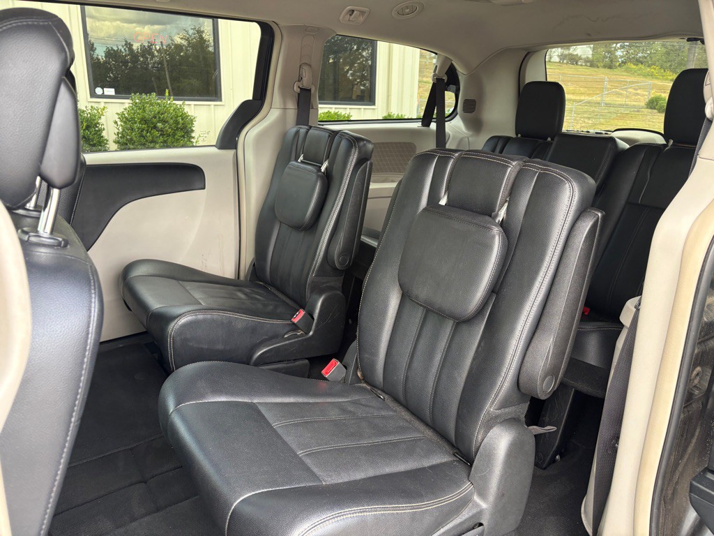 2014 Chrysler Town & Country Image 6