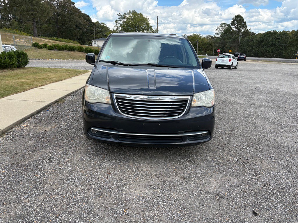 2014 Chrysler Town & Country Image 2