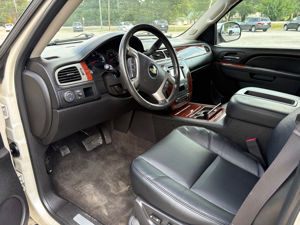2013 Chevrolet Suburban Image 1