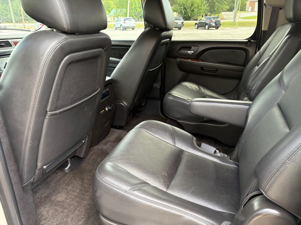 2013 Chevrolet Suburban Image 2