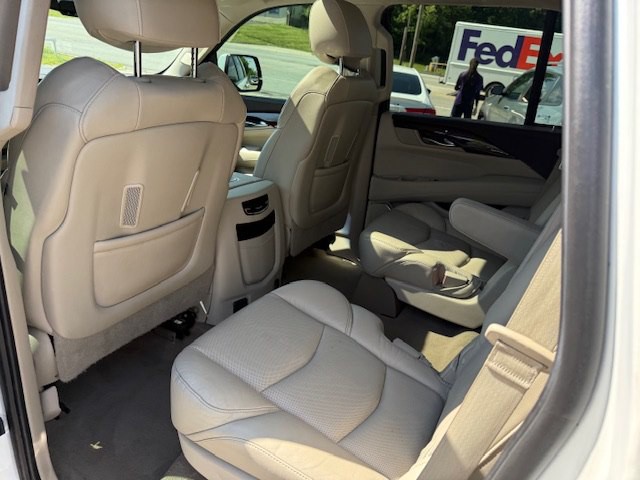 2016 Cadillac Escalade Image 9