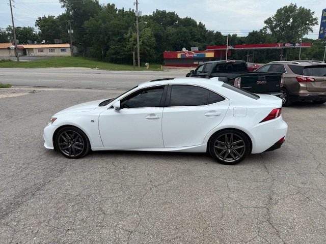 2016 Lexus IS Image 9