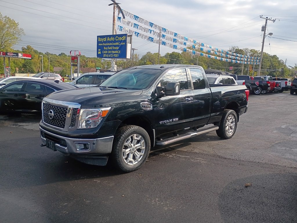2017 Nissan Titan Image 1